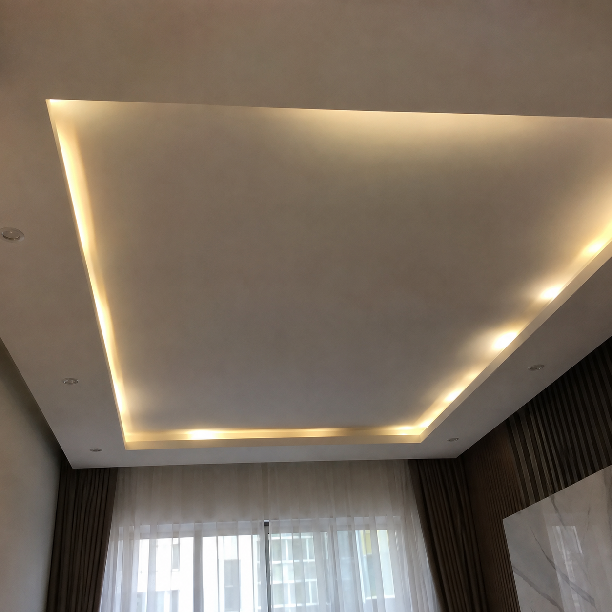 hắt trần thạch cao bị loang