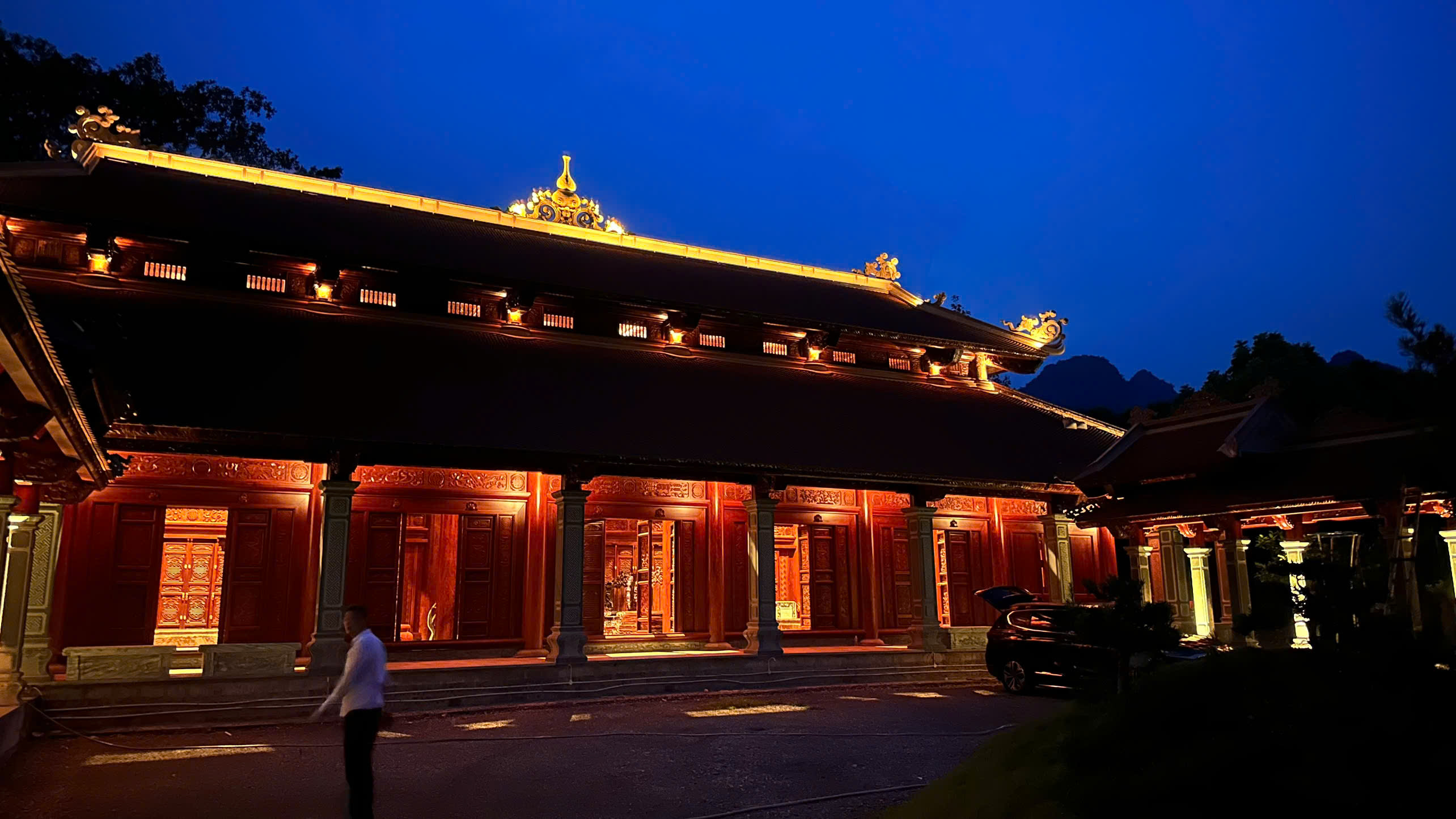 Chiếu Sáng Nhà Thờ Họ: Bí Quyết Kết Hợp Công Nghệ Hiện Đại & Gìn Giữ “Chất Xưa”