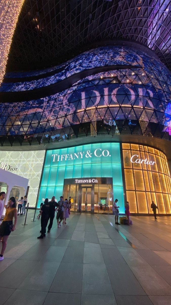 Màn hình Transparent Led cho showroom luxury hiện đại