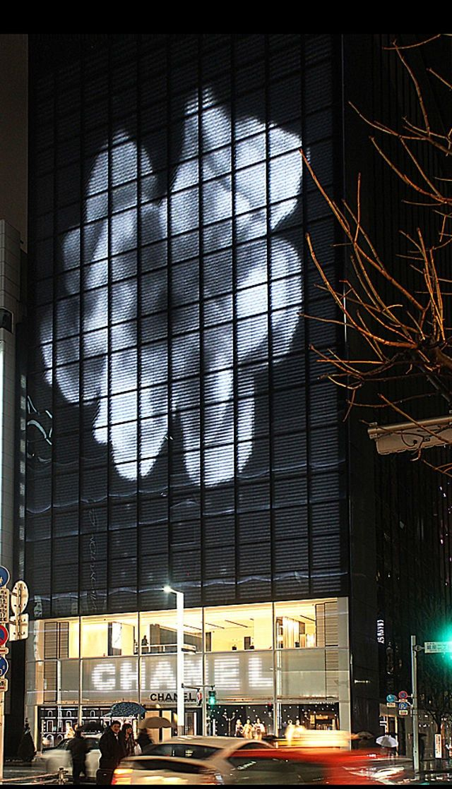 Màn hình Transparent Led cho showroom luxury hiện đại