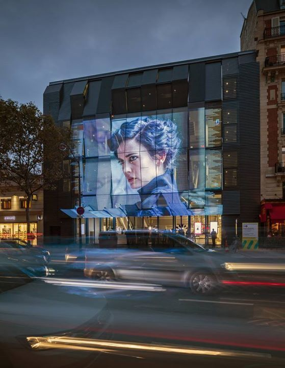 Màn hình Transparent Led cho showroom luxury hiện đại