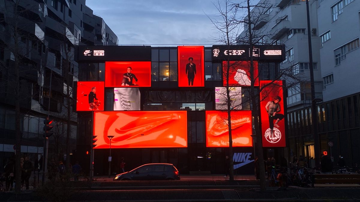 Màn hình Transparent Led cho showroom luxury hiện đại