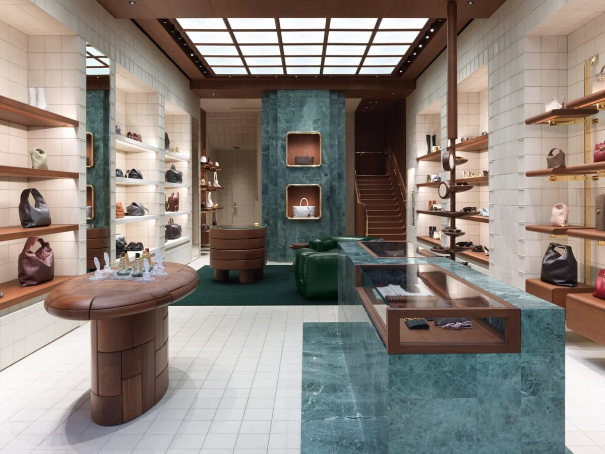 thiet-ke-chieu-sang-showroom-quan-ao-hut-khach-2026