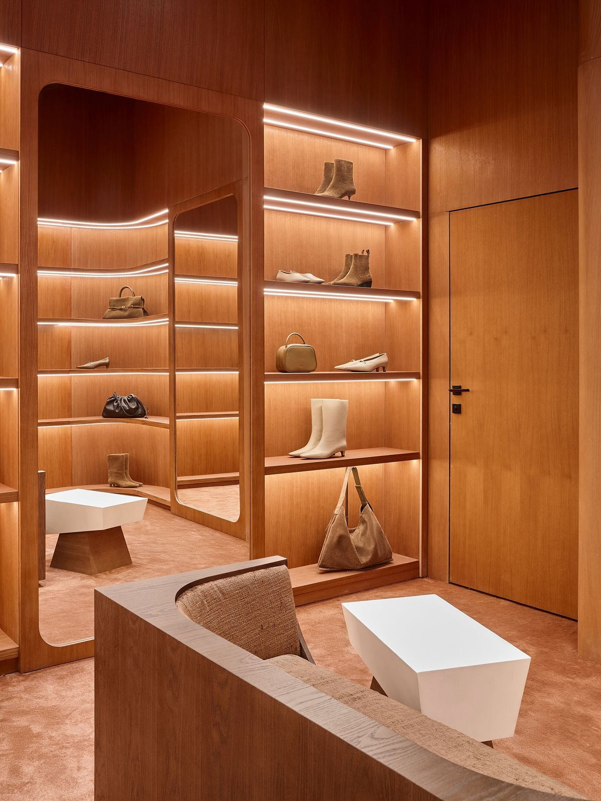 thiet-ke-chieu-sang-showroom-quan-ao-hut-khach-2026