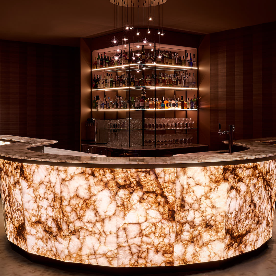 Giải pháp chiếu sáng đá Marble bóng gương giúp giảm lóa và làm nổi bật vân đá tinh tế