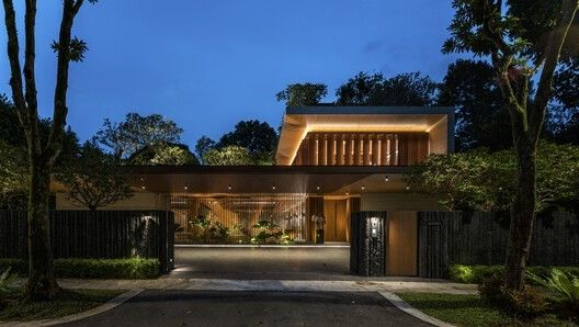 Chuyên gia ProLux khảo sát thực địa ánh sáng kiến trúc biệt thự cao cấp.