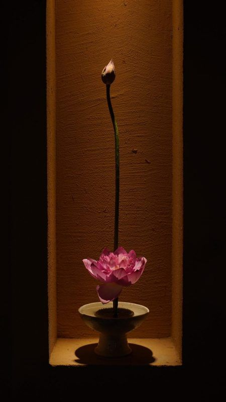 Không gian phòng thờ biệt thự được chiếu sáng bằng kỹ thuật giấu nguồn sáng