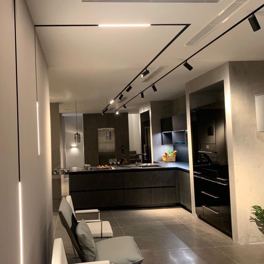 Penthouse tối giản sở hữu hệ trần thấp, được tích hợp đường ray nam châm bản Slim
