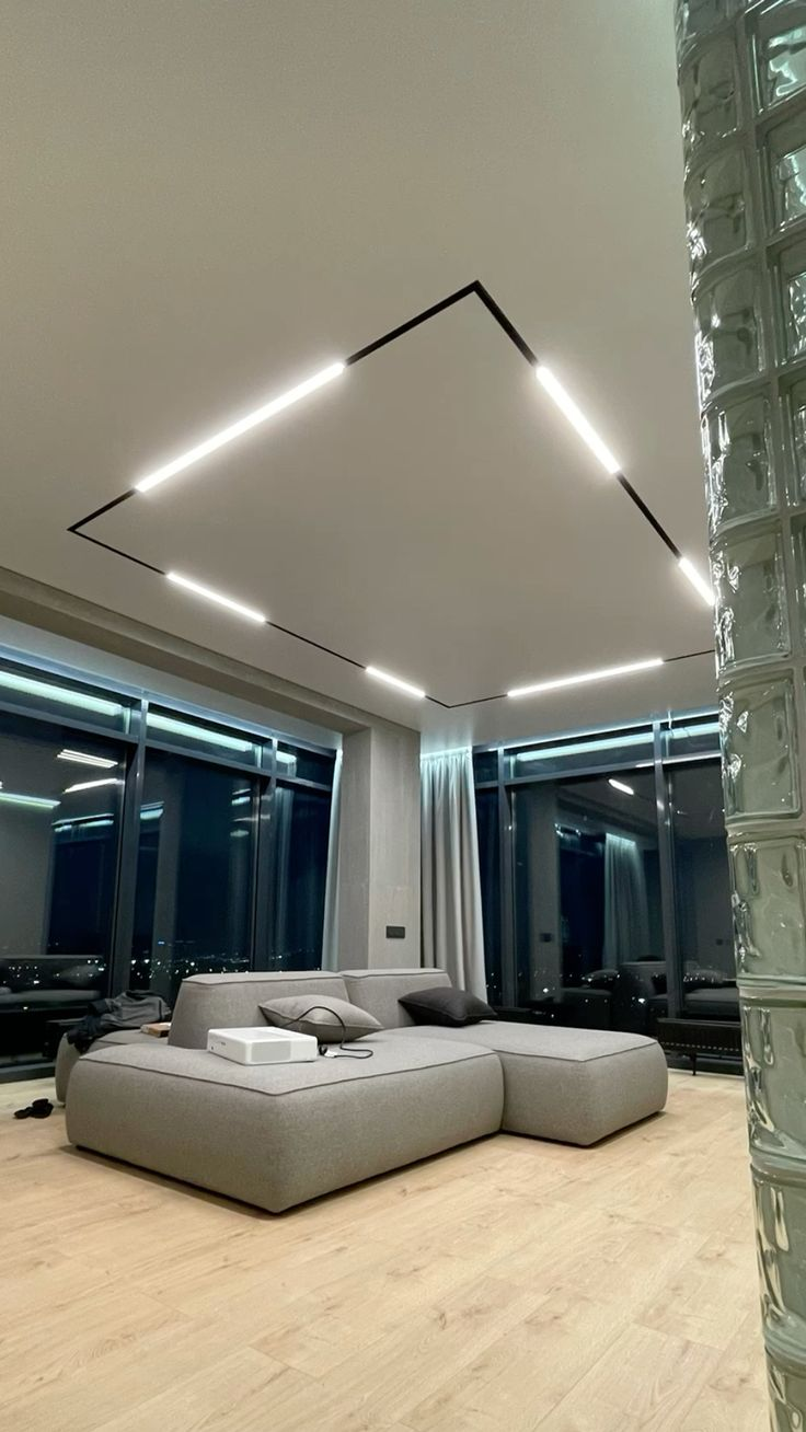Penthouse tối giản sở hữu hệ trần thấp, được tích hợp đường ray nam châm bản Slim
