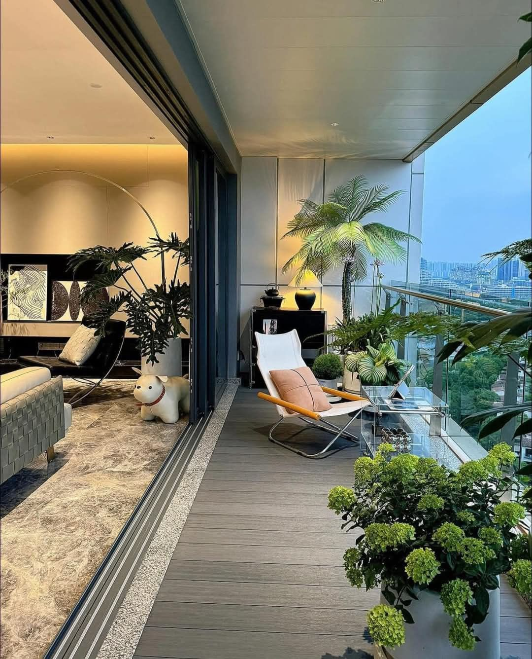 Decor ban cong chung cu phong cach quiet luxury PROLUX