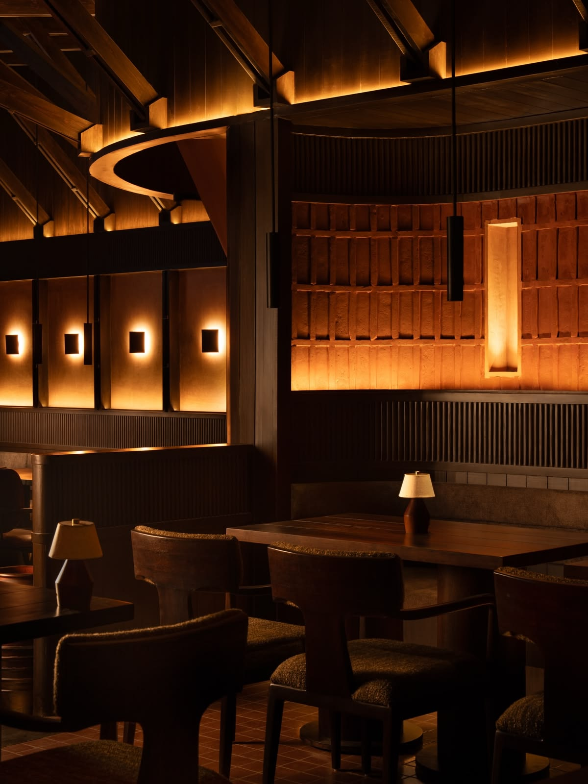 decor-anh-sang-lang-man-cho-ban-an-tai-gia