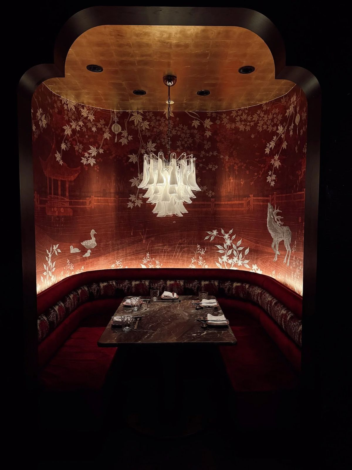 decor-anh-sang-lang-man-cho-ban-an-tai-gia